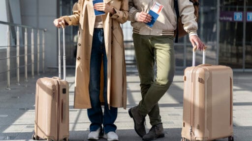 Pareja con maletas viajando junta.